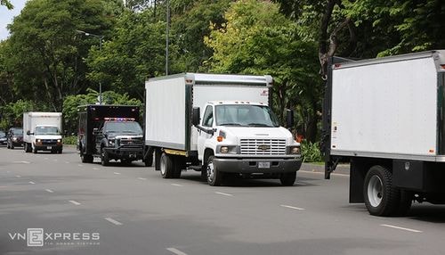 Ngoài hai chiếc xe chở Tổng thống Mỹ, đoàn còn có nhiều xe chuyên dụng khác. Những xe này có nhiệm vụ như chở mật vụ, bác sĩ hoặc tác chiến điện tử, phá sóng...