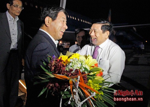 Chủ tịch UBND tỉnh Nguyễn Xuân Đường tặng hoa chào mừng chuyến thăm của Tỉnh trưởng Gifu cùng đoàn công tác.