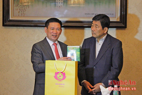 Đồng chí Hồ Đức Phớc tặng quà lưu niệm cho Tỉnh trưởng Hajime Furuta.