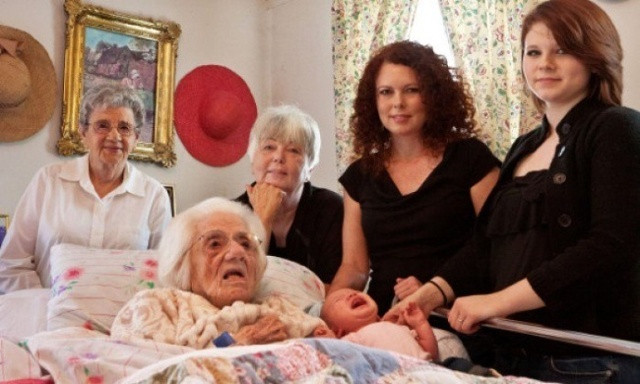 6 thế hệ cùng xuất hiện trong 1 bức ảnh, từ cụ cố 111 tuổi đến đứa chắt mới 7 tháng tuổi.