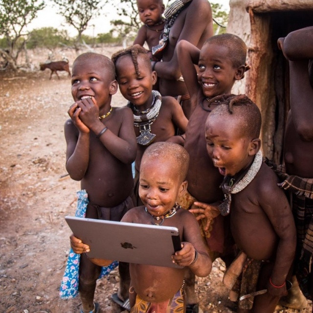 Niềm vui thích tột độ của những đứa bé châu Phi chỉ nhờ một chiếc máy tính bảng.