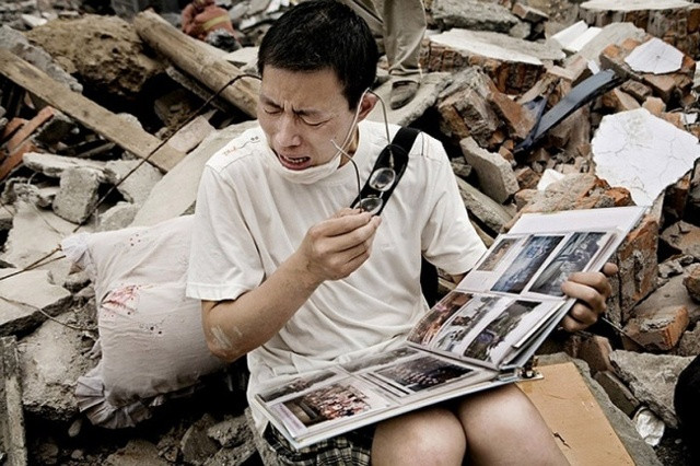 Nỗi đau mất mát: Người đàn ông bật khóc khi tìm thấy album ảnh của gia đình mình trong đống đổ nát ngôi nhà sau động đất.