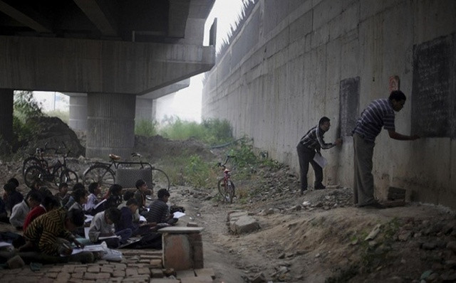 Mỗi ngày một việc tốt: Lớp học miễn phí của 2 giáo viên tình nguyện dành cho trẻ em nghèo ở New Delhi, Ấn Độ.