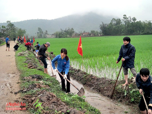 CLB thanh niên tình nguyện huyện Nghi Lộc làm thủy lợi hưởng ứng hoạt động tình nguyện vì cuộc sống cộng đồng.