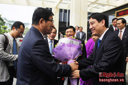 Bí thư Tỉnh ủy Nguyễn Đắc Vinh tặng hoa chào mừng chuyến thăm của Thống đốc Gifu cùng đoàn công tác.