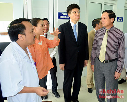 Đoàn đến thăm một số khoa của Bệnh viện HNĐK Nghệ An.