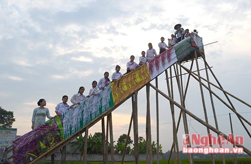 Ông Phan Văn Hòa đã làm một cầu thang gỗ cao 8m cho du khách đến ngắm và chuos ảnh 