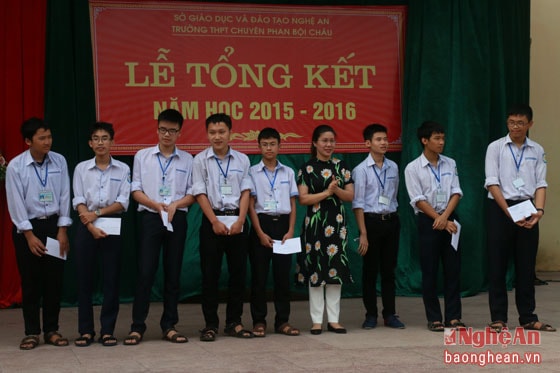 Lãnh đạo nhà trường khen thưởng cho những học sinh có thành tích cao nhất tại kỳ thi Học sinh giỏi Quốc gia