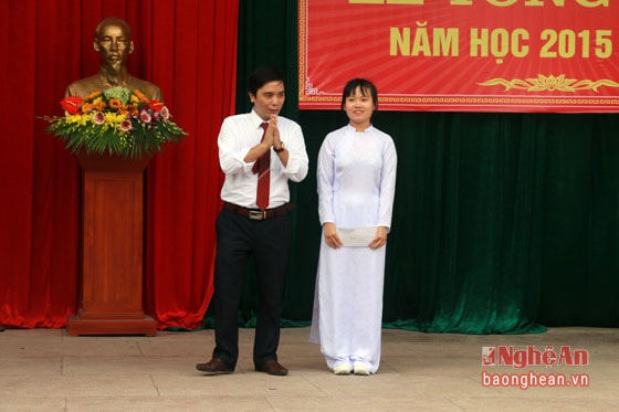 Khen thưởng cho học sinh đạt giải Nhì tại cuộc thi An toàn giao thông vì nụ cười ngày mai