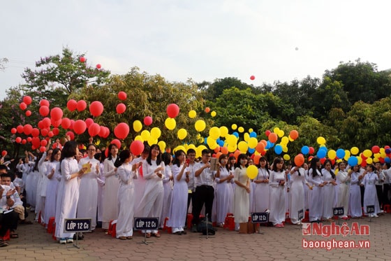 Học sinh Trường THPT Phan Bội Châu trong buổi lễ tổng kết