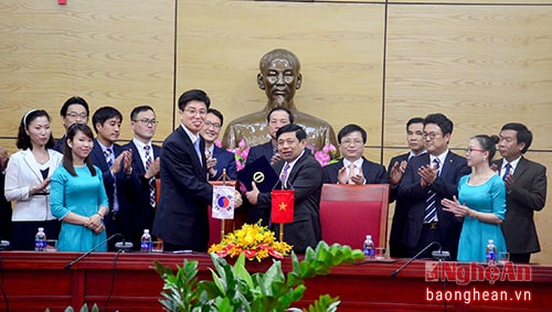 Chủ tịch UBND tỉnh Nguyễn Xuân Đường và ông Lee Young Chan - Chủ tịch Viện Phát triển Công nghiệp Y tế Hàn Quốc ký kết Biên bản ghi nhớ hợp tác trong lĩnh vực y tế.