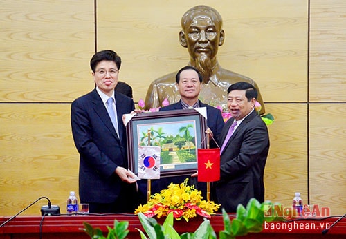 Chủ tịch UBND tỉnh Nguyễn Xuân Đường tặng quà cho đoàn công tác Viện Phát triển Công nghiệp Y tế Hàn Quốc.