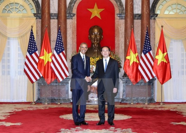 Chủ tịch nước Trần Đại Quang đón Tổng thống Hoa Kỳ Barack Obama. (Ảnh: Nhan Sáng - TTXVN)