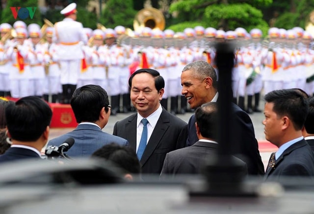 Nhận lời mời của Chủ tịch nước Trần Đại Quang, Tổng thống Mỹ Barack Obama đêm qua đã tới Hà Nội bắt đầu chuyến thăm chính thức Việt Nam từ ngày 23 - 25/5/2016. (Ảnh: Ngọc Thành)