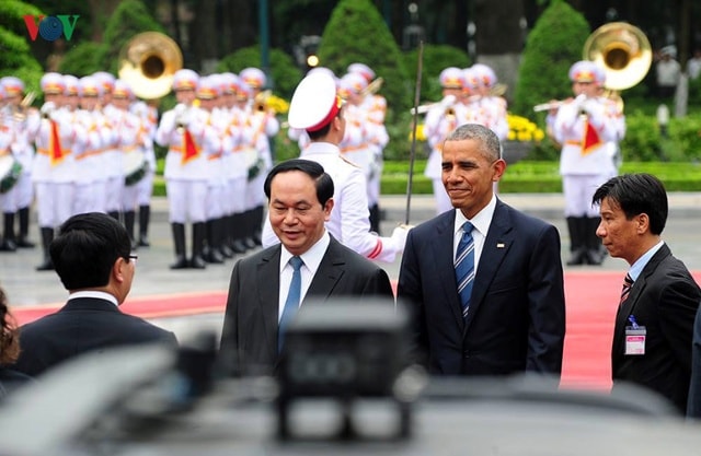 Chủ tịch nước Trần Đại Quang nhiệt liệt chào đón Tổng thống Mỹ Barack Obama cùng đoàn cấp cao sang thăm chính thức Việt Nam góp phần tăng cường hơn nữa quan hệ đối tác toàn diện giữa hai nước. (Ảnh: Ngọc Thành)