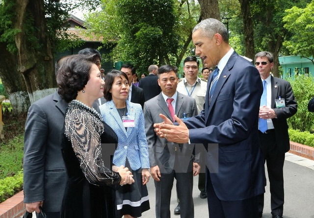 Chủ tịch Quốc hội Nguyễn Thị Kim Ngân đón Tổng thống Barack Obama tới thăm Khu di tích Chủ tịch Hồ Chí Minh trong Phủ Chủ tịch. (Ảnh: Trọng Đức/TTXVN)