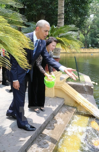 Tổng thống Barack Obama thăm ao cá Bác Hồ trong Khu di tích. (Ảnh: Trọng Đức/TTXVN)