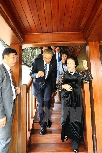 Tổng thống Barack Obama thăm nơi ở và làm việc của Bác Hồ trong Khu di tích. (Ảnh: Trọng Đức/TTXVN)