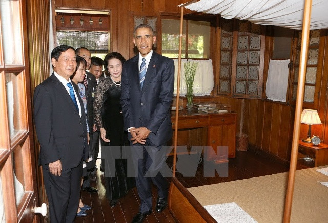 Tổng thống Barack Obama thăm nơi ở và làm việc của Bác Hồ trong Khu di tích. (Ảnh: Trọng Đức/TTXVN)
