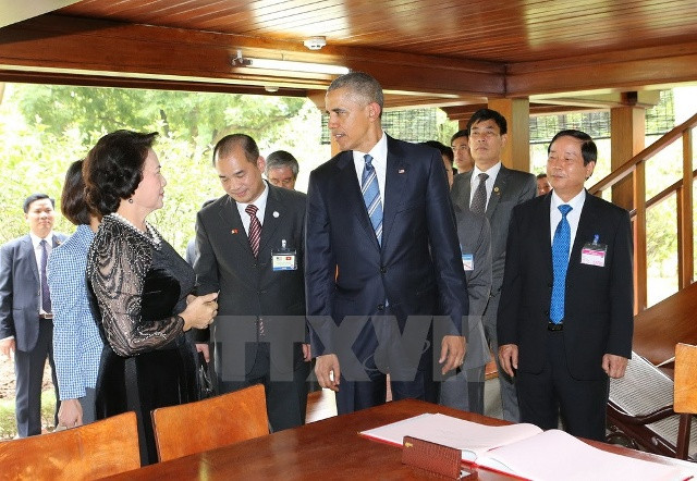 Tổng thống Barack Obama thăm nhà sàn Bác Hồ. (Ảnh: Trọng Đức/TTXVN)