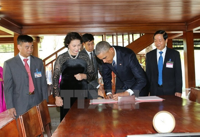 Tổng thống Barack Obama ghi lưu niệm khi tới thăm nhà sàn Bác Hồ. (Ảnh: Trọng Đức/TTXVN)