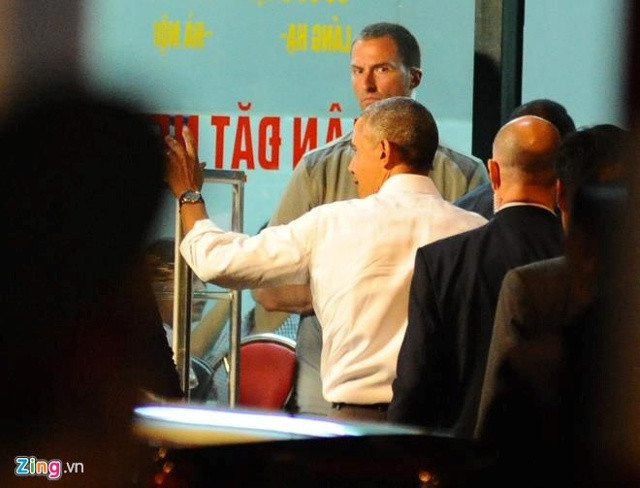 Tổng thống Mỹ vẫy chào người dân và bước vào quán bún chả ở đường Lê Văn Hưu, Hà Nội. Ảnh:    Việt Hùng