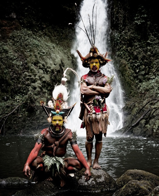 Cư dân bộ lạc này trang trí khuôn mặt của họ bằng 3 màu vàng, đỏ, trắng để đe dọa kẻ thù khi chiến tranh là điều thường xuyên xảy ra.