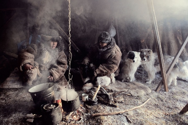 Người Chukchi sống bằng chăn nuôi tuần lộc, săn bắn, và phụ nữ thì giữ nhà, may vá và thêu thùa.