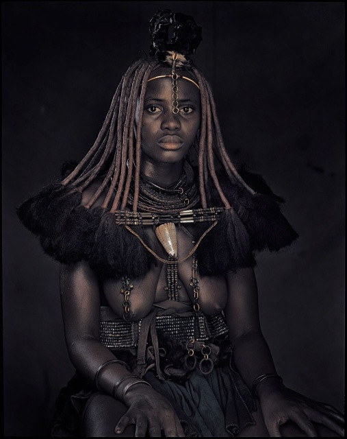 Bề ngoài của một người Himba nói lên tất cả mọi điều về vị trí trong bộ lạc và các giai đoạn cuộc sống của họ. Họ mặc rất ít quần áo nhưng họ lại rất chú ý tới các chi tiết như kiểu tóc, đồ trang sức và cách trang điểm.