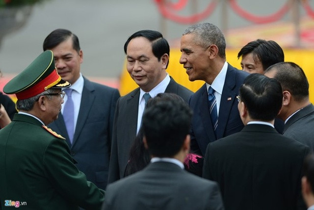 Sau nghi lễ duyệt đội danh dự tại Phủ Chủ tịch hôm 23/5, Chủ tịch nước Trần Đại Quang và Tổng thống Barack Obama đã đến chào và bắt tay các quan chức hai nước.