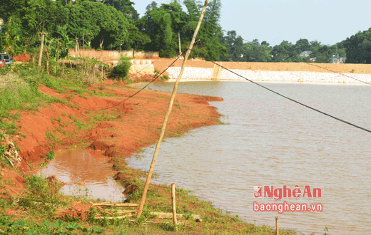 Đường điện trần ở khối Dốc Cao, P.Quang Tiến do cột yếu,cột tạm bợ đã thõng sà xuống đất.