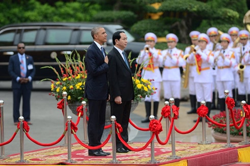 Tổng thống Obama đặt tay lên trái tim khi quân nhạc cử hành Quốc ca Hoa Kỳ. Ảnh: Anh Tuấn