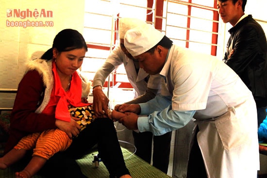 Dr. Va Ba Tua is visiting a pediatric patient.