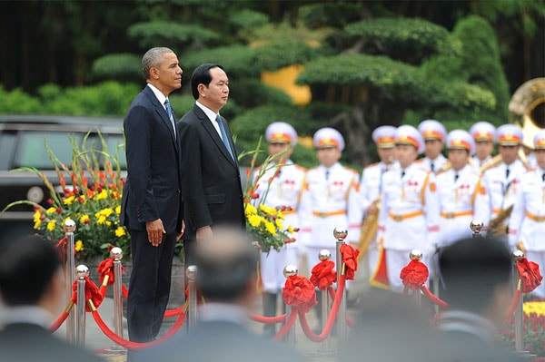 Chủ tịch nước Trần Đại Quang và Tổng thống Mỹ Barack Obama tại lễ đón. (Vnexpress)