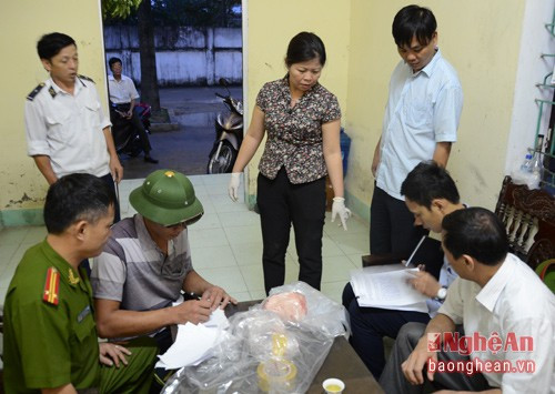 Đoàn kiểm tra đã tiến hành lập biên bản, yêu cầu ông Phạm Văn Hạnh tạm dừng hoạt động giết mổ.