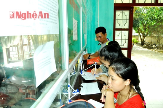 Người dân vùng biển Diễn Châu đến làm thủ tục BHYT tại BHXH huyện.