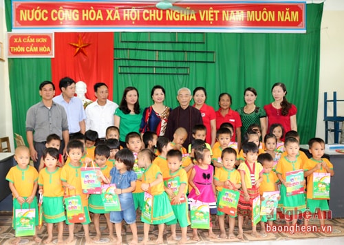 Trao quà cho học sinh nghèo tại bản Cẩm Hòa xã Cẩm Sơn