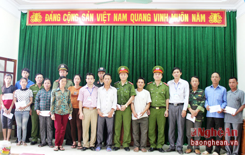 Lãnh đạo Công an thị xã Cửa Lò và đại diện Đoàn Thanh niên Công an tỉnh tặng quà ngư dân phường Nghi Thủy. 