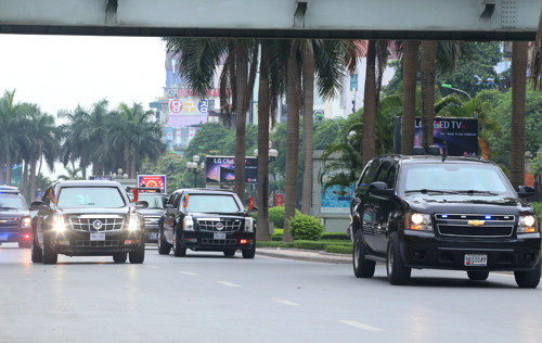 Chiếc Chevrolet Suburban đi trước hai The Beast với nhiệm vụ tác chiến điện tử. Ảnh: Bá Đô.