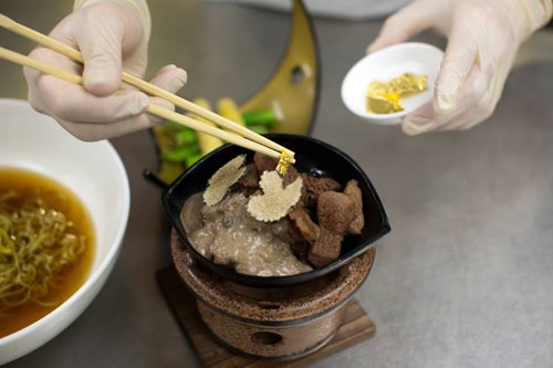 Tô mì ramen được ăn kèm với thịt bò Kobe hảo hạng, nấm truffe và vàng lá 24 carat. Ảnh: Recipejournals.