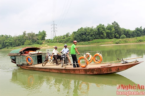 4.Tại bến đò Già ở xã Đà Sơn (Đô Lương) tuy pháo cứu sinh được treo 2 bên thuyền như quy định, nhưng không thấy áo phao. 