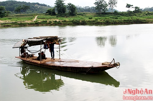 7.Tại bến đò Rú Nguộc, xã Thanh Ngọc (Thanh Chương), thuyền chở khách không hề có lan can bảo vệ. Cả thuyền là một mặt phẳng trơn trượt rất nguy hiểm cho người và phương tiện lúc thuyền chòng chành.