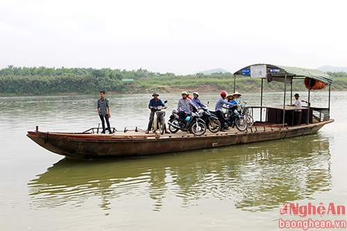 9.Tại bến đò Phuống, xã Thanh Giang (Thanh Chương) nơi có lượng khách lưu thông tương đối lớn, thuyền chở khách được 16 hộ thuộc 2 xã tham gia đầu tư, nhưng cũng có không ít sai phạm. Khách đi thuyền ở đây không mặc áo phao, không phải vì khách không mặc mà vì trên thuyền không có áo phao.