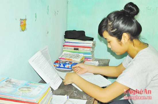 Huyền Trang và góc học tập tại gia đình
