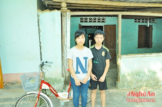 Hai chị em Trang bên chiếc xe đạp hàng ngày đến trường tại nhà riêng.