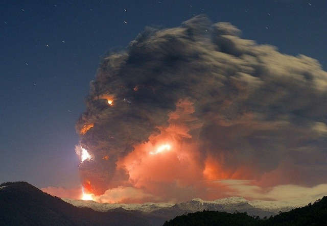Ngọn núi lửa Puyehue-Cordón Caulle đang phun trào tại Chile. Trông đáng sợ quá phải không?