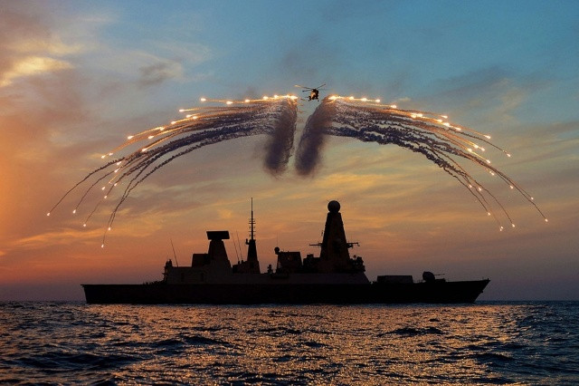 Pháo sáng kỷ niệm ngày thành lập Hải quân Hoàng gia Anh.