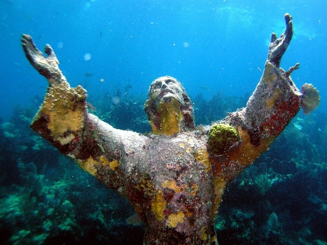  Khi lặn xuống rạn san hô ở Key Largo, Florida, Mỹ, bạn có thể bắt gặp bức tượng điêu khắc Chúa Giêsu cao tới 2,6 mét này.