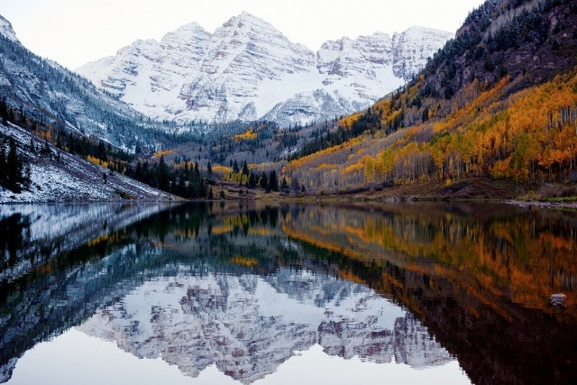 Sự tuyệt vời của thiên nhiên: Mùa thu và mùa đông đan xen ở Colorado, Mỹ.