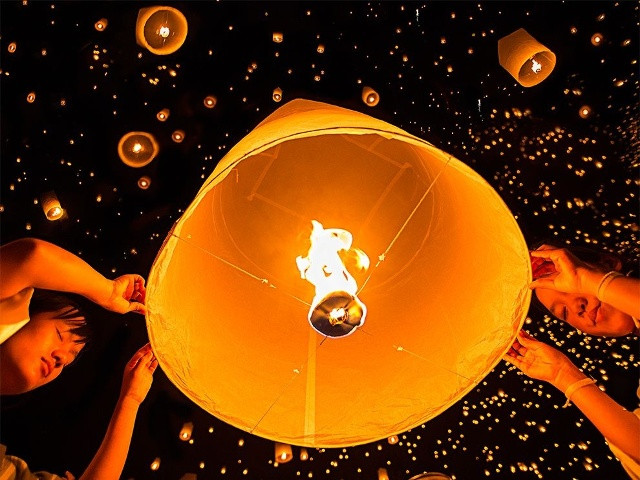 Lễ hội thả đèn trời ở Chiang Mai, Thái Lan.